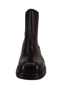 Czarny skórzany botek za kostkę o gładkim wykończeniu, zaokrąglonym nosku, elastycznych panelach po bokach i solidnej podeszwie. Wysokość sięga do połowy łydki.