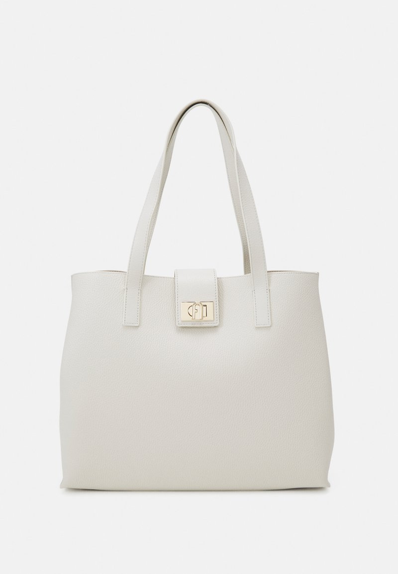 Sac en cuir texturé blanc avec double bandoulière et un fermoir à tour rectangle doré sur le rabat avant.