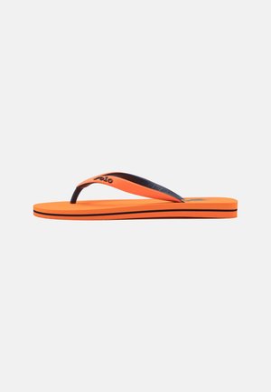 Tongs orange avec des brides noires et une semelle texturée ; présente une bordure noire contrastante le long de la semelle.