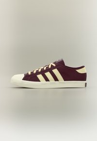 Неизбран, maroon/warm vanilla