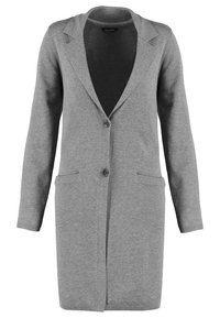 Šedý dlouhý cardigan vyrobený z měkkého pleteného materiálu, s klopovým límcem, zapínáním na knoflíky a dvěma předními kapsami.