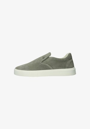 Grauer Slip-On-Sneaker aus Wildleder mit weißer Gummisohle, flachem Profil und minimalen Nahtdetails an der Seite.