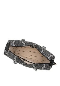 Sac à main texturé noir et blanc avec un extérieur en imitation serpent, doublure en tissu et fermeture éclair. L'intérieur présente un imprimé logo.