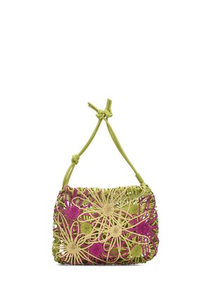 Gewebte Handtasche mit grünen, beigen und rosa Blumenmustern und einem geknoteten grünen Träger auf weißem Hintergrund.