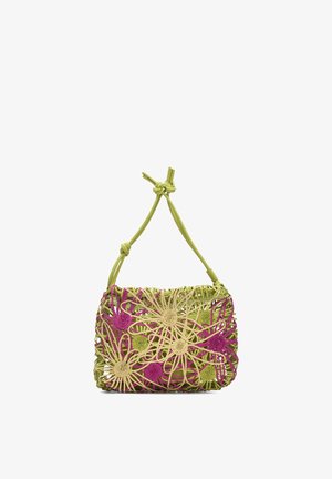 Gewebte Handtasche mit grünen, beigen und rosa Blumenmustern und einem geknoteten grünen Träger auf weißem Hintergrund.