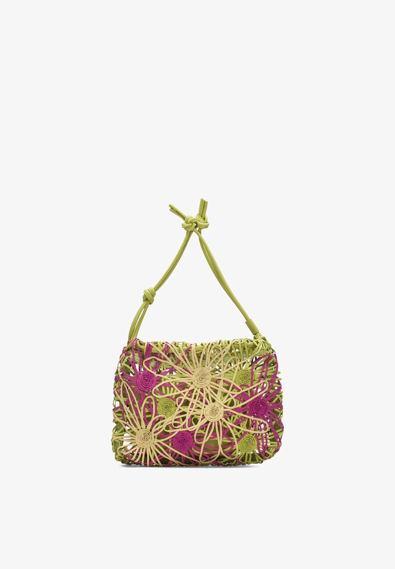 Borsa intrecciata con motivi floreali verdi, beige e rosa e tracolla verde annodata su sfondo bianco.