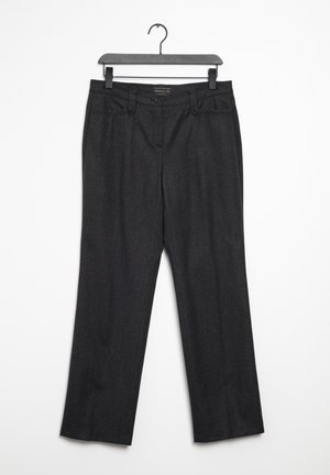 Mørkegrå bukser med lige ben, bæltestropper og frontknap, hængende på en sort plastikbøjle mod en hvid baggrund.