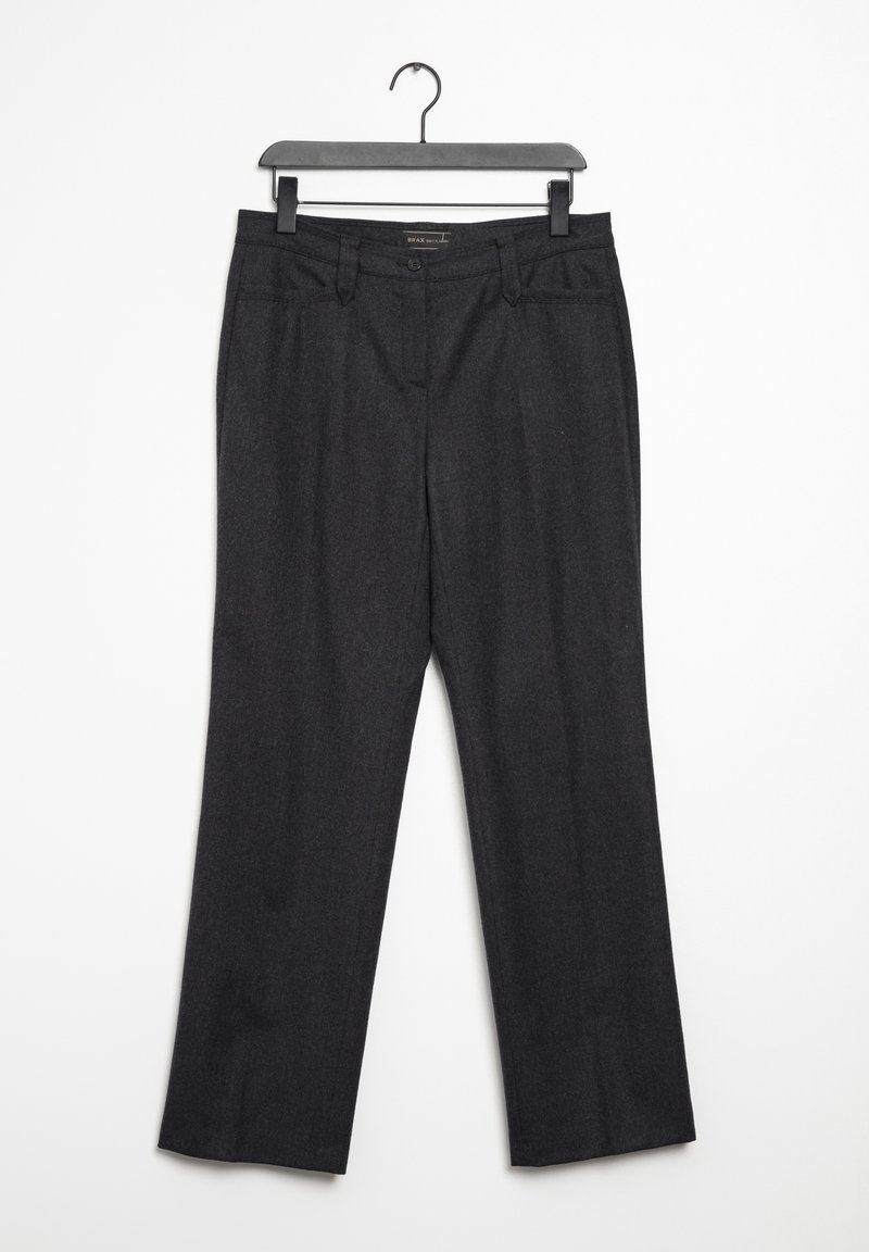 Pantalon droit gris foncé avec passants de ceinture et bouton sur le devant, suspendu sur un cintre en plastique noir sur fond blanc.