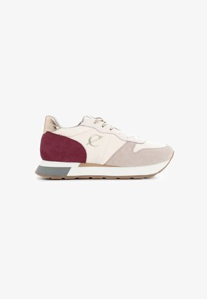 Sneaker med en blanding af materialer: lys pink læder, burgundy ruskind og beige detaljer. Cremefarvet sål med grå og tan nuancer. Rund tå.
