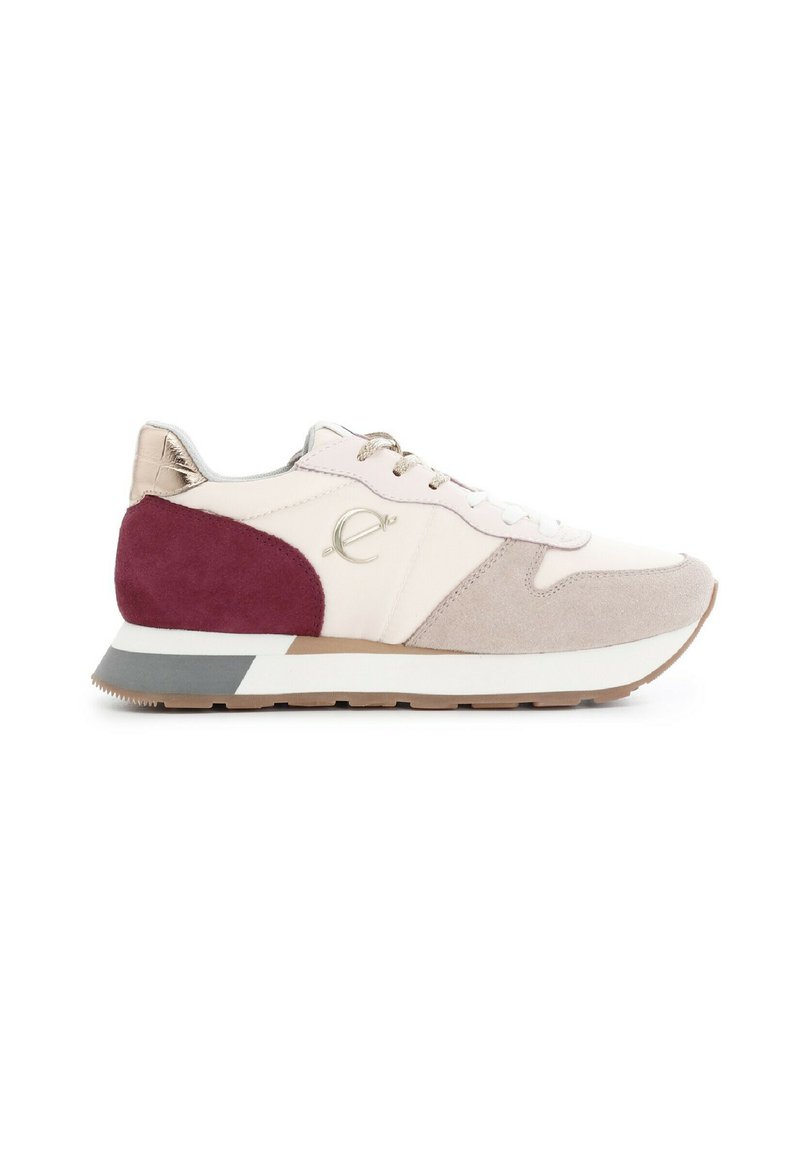 Sneaker med en blandning av material: ljusrosa läder, vinröd mocka och beige detaljer. Crèmefärgad sula med grå och tan-färgade inslag. Rund tå.