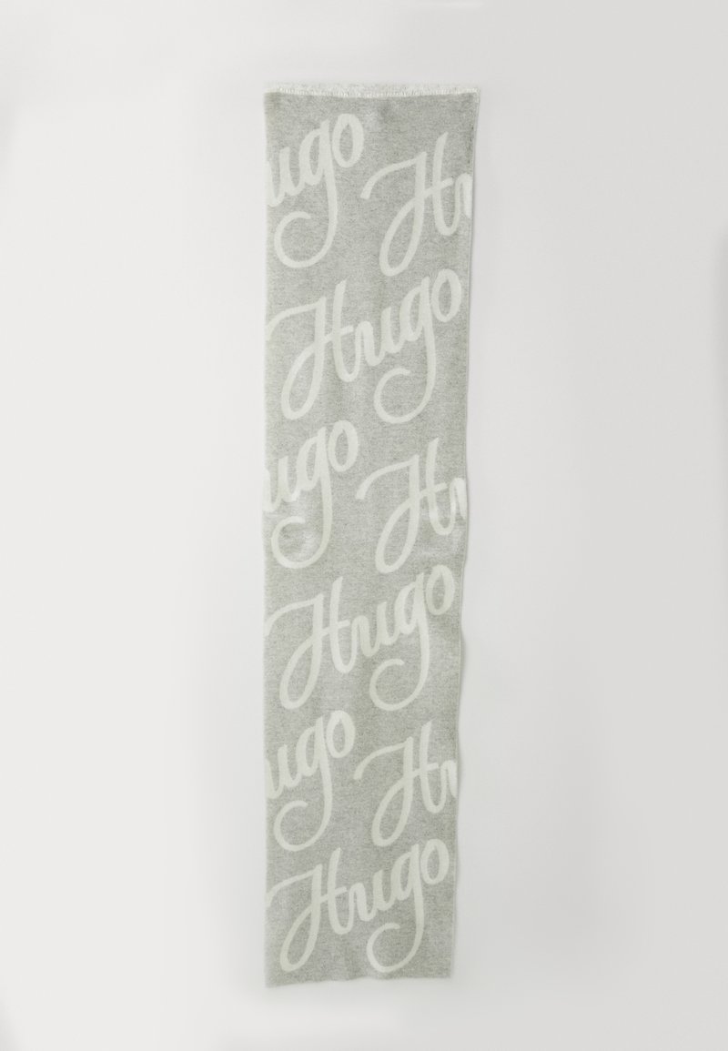 Lang grå tørklæde med hvide kursiv "Hugo" tekstmønstre gentaget over hele stoffet.