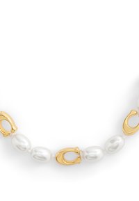 Collier en perles de culture blanches comprenant des perles de forme irrégulière et des accents dorés, avec des maillons circulaires intercalés entre les perles.