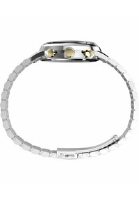 Montre en métal argenté avec un boîtier rond, deux grands poussoirs dorés et un bracelet à maillons complexe avec un fermoir sécurisé.