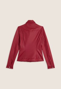 Giacca in ecopelle rossa con colletto strutturato, silhouette aderente, dettagli delle cuciture e polsini con bottone. Texture liscia con finitura opaca.