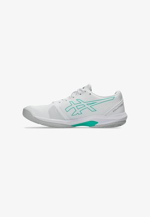 Zapatilla deportiva blanca con logotipo y detalles en verde azulado, soporte bajo para el tobillo y suela texturizada, diseñada para uso en deportes de interior.