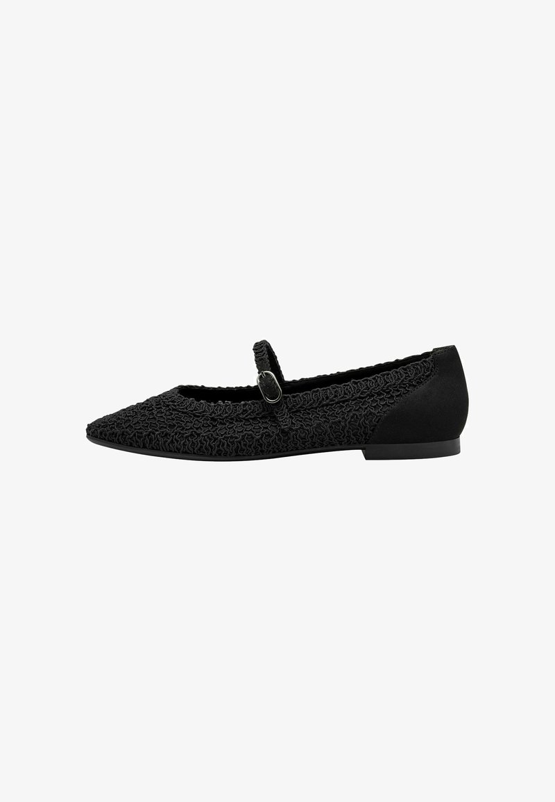 Schwarze flache Schuhe mit einem Obermaterial aus strukturiertem Stoff, das ein wellenförmiges Muster aufweist, einer spitzen Zehenpartie und einem kleinen Schnallenriemen über dem Spann.