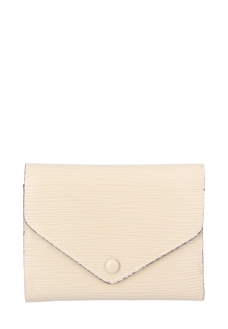 Portafoglio in pelle beige texture, forma rettangolare con patta a busta, chiusura a scatto e linee embossate sottili sulla superficie.