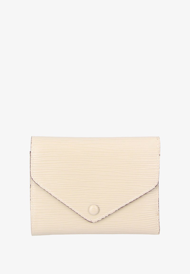 Portafoglio in pelle beige texture, forma rettangolare con patta a busta, chiusura a scatto e linee embossate sottili sulla superficie.