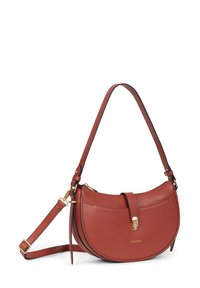 Czerwona skórzana torba na ramię o zakrzywionym kształcie, z złotymi elementami i regulowanym paskiem. Teksturowana powierzchnia z zapięciem na zatrzask.