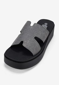 Sandalias de plataforma grises con parte superior de tela texturizada en un diseño entrelazado; media suela y suela de espuma negra, con una plantilla plana. Talla 36.