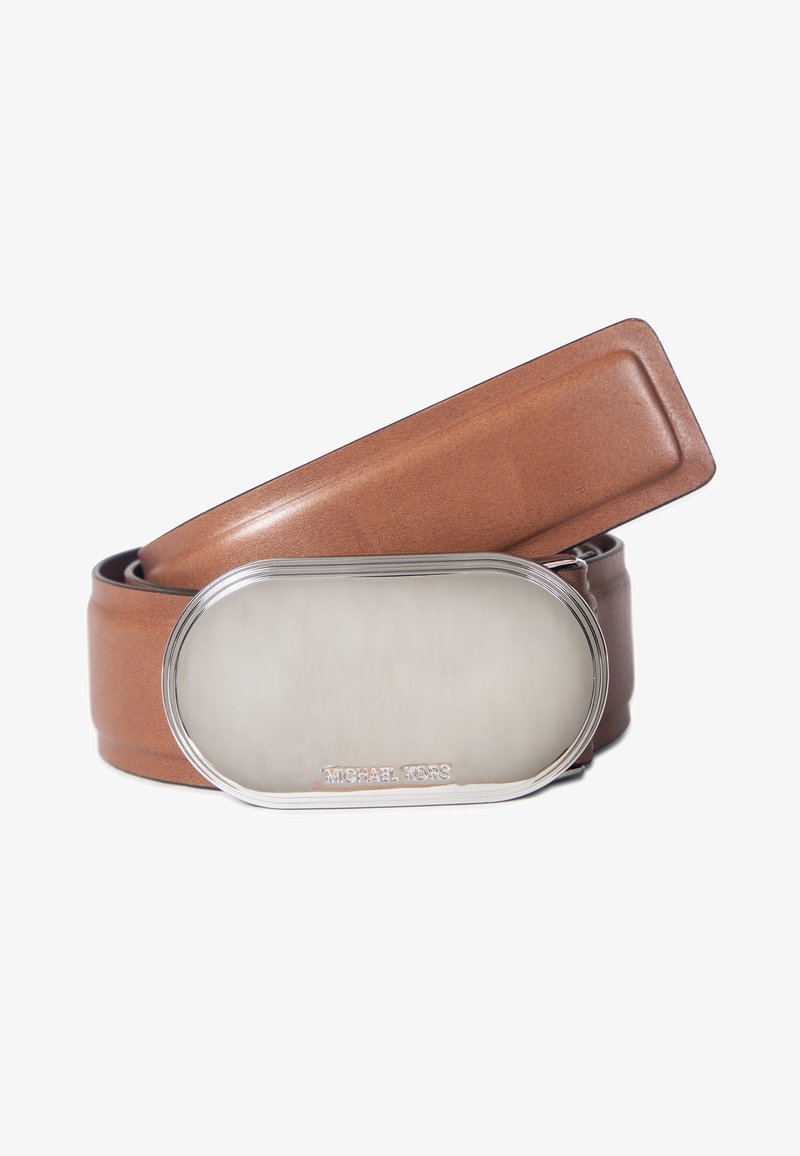 Ceinture en cuir marron roulée avec une grande boucle ovale en argent gravée du nom de la marque Michael Kors.