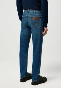 Wrangler TEXAS  - Straight leg -farkut - rouge