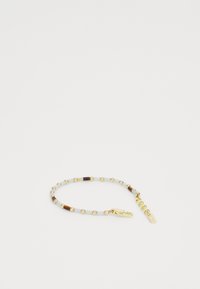 Pulsera de cuentas con acentos dorados, que presenta segmentos alternos de cuentas opacas blancas, marrones y multicolores, rematada con un broche.