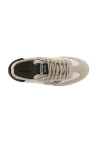 Sneaker in suede e pelle in beige chiaro e bianco. Caratterizzato da una tomaia texturizzata, lacci piatti e un'etichetta con il marchio "Victoria".