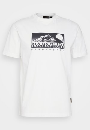 Hvid T-shirt med sort grafik af et bjerglandskab, en sol og teksten Napapijri geographic på brystet.