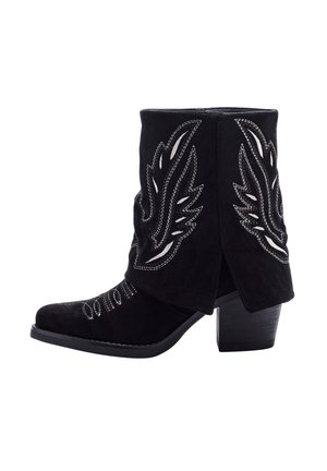 Botín negro de ante con costuras plateadas decorativas y diseño en forma de alas, que presenta un tacón cuadrado y punta afilada.