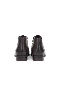 Botas de cuero marrón hasta el tobillo con un acabado suave, cremalleras laterales y un tacón bajo en bloque. La vista trasera muestra bordes redondeados y detalles de costura.