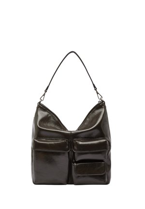 Sac à main en cuir noir brillant avec une bandoulière et trois poches avant à rabat de tailles variées.