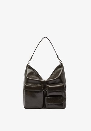 Sac à main en cuir noir brillant avec une bandoulière et trois poches avant à rabat de tailles variées.
