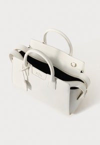 Bolsa de couro branca com duas alças superiores, fecho com zíper, interior preto e uma pequena etiqueta presa. Apresenta logotipo em relevo na frente.