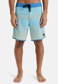 Blau- und hellblaue gestreifte Boardshorts aus leichtem Material, mit schwarzem Kordelzug und seitlichem Logopatch. Mittlere Oberschenkellänge mit glatter Textur.