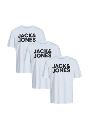 Tre magliette bianche a maniche corte con il testo nero "JACK & JONES" stampato sul davanti, disposte in una fila sfalsata.