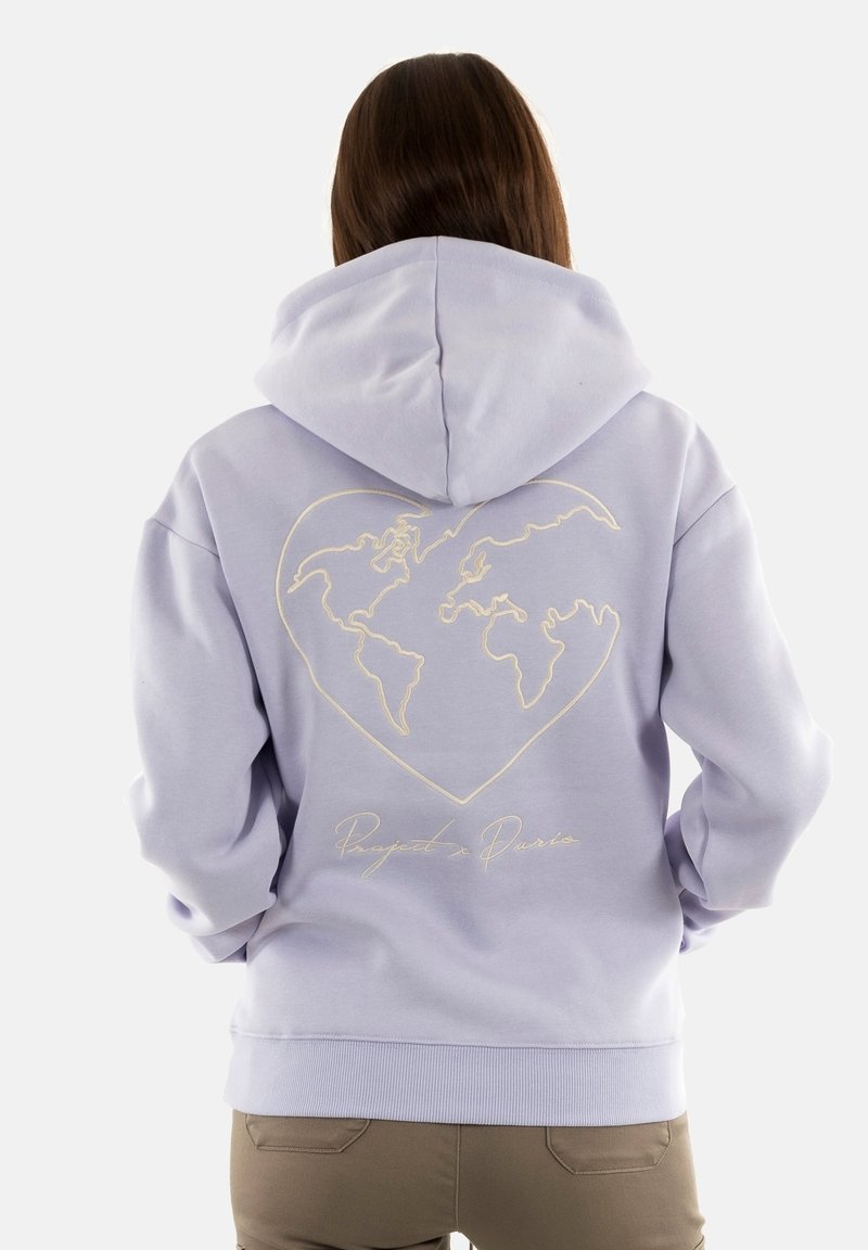 Felpa color lavanda con una grande grafica a forma di cuore del mondo in beige sul retro, caratterizzata da polsini e orlo a costine per un design aderente.