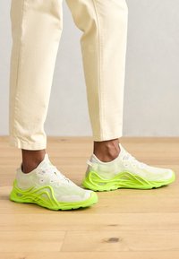 Unselected, bright white/lime punch