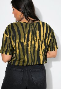 Studio Untold BATIK-STREIFEN - T-shirt print - dark olive