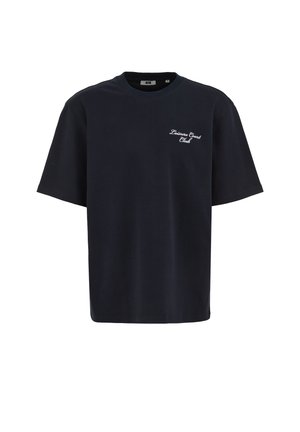 Czarny T-shirt z krótkim rękawem z białym kursywnym napisem „Leisure Court Club” na górnej lewej części klatki piersiowej, dekolt okrągły i luźny krój.