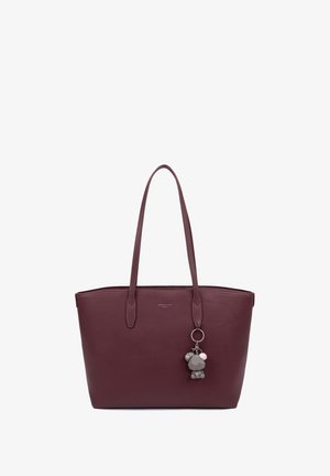 Sac fourre-tout bordeaux avec une surface texturée, deux longues poignées et un accessoire de porte-clés avec un charme en forme d'ours et des accents colorés.