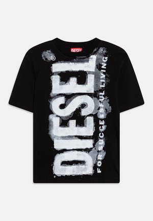 Camiseta de algodón negra con un gran texto blanco de diseño texturizado y salpicado. "DIESEL" y "FOR SUCCESSFUL LIVING" impresos de forma destacada.