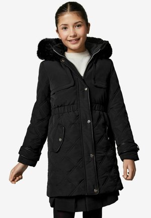 Cappotto trapuntato nero con cappuccio in finta pelliccia, vita regolabile, bottoni a scatto e tasche frontali. Trama liscia, con motivo a rombi.