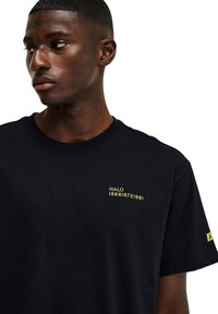 HALO GRAPHIC - T-shirt med print - black warm olive