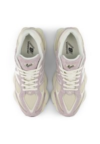 Αθλητικά παπούτσια με ανοιχτό μωβ και κρεμ χρωματικό σχέδιο, κατασκευασμένα από καστόρι και δίχτυ, με εμφανή κορδόνια και μαλακές σόλες.