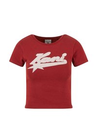 Rode katoenen t-shirt met een witte grafische print van een ster en het woord "Kani." Korte mouwen, ronde hals en aangesloten ontwerp.