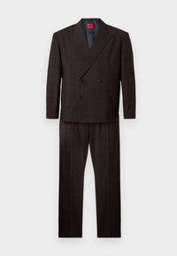 Costum de culoare maro închis, cu două rânduri de nasturi, cu un model discret în carouri, rever în formă de notă, buzunare aplicate și pantaloni asortați, pe fundal alb.
