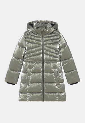 Abrigo de plumas plateado con capucha, que presenta un acabado brillante, patrón acolchado, cierre frontal de cremallera y bolsillos laterales con botones de presión.