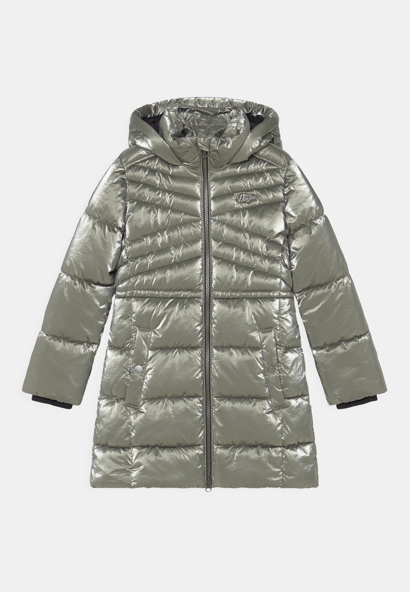 Doudoune argentée avec une capuche, présentant une finition brillante, un motif matelassé, une fermeture éclair à l'avant, et des poches latérales avec des boutons-pression.