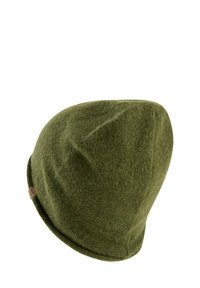 Groene gebreide beanie met een taps toelopend ontwerp, zachte textuur en een klein leren logo label aan de zijkant. Geschikt voor koud weer.